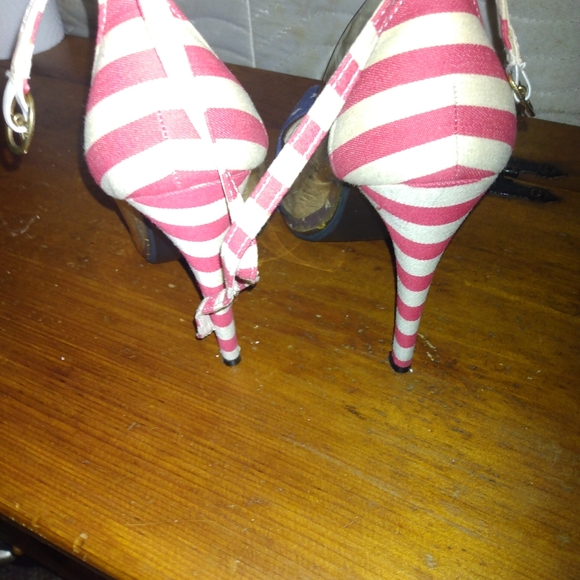 Novelty patriotic ankle strap Stars and stripes along with clear plastic sides - Picture 5 of 6